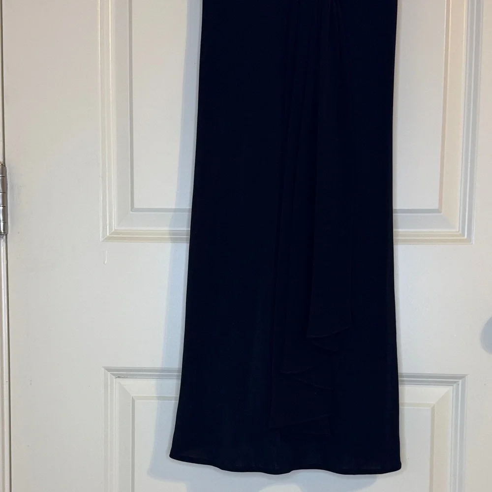 Elegant Black Dress with Sheer Overlay - Picture 4 of 7